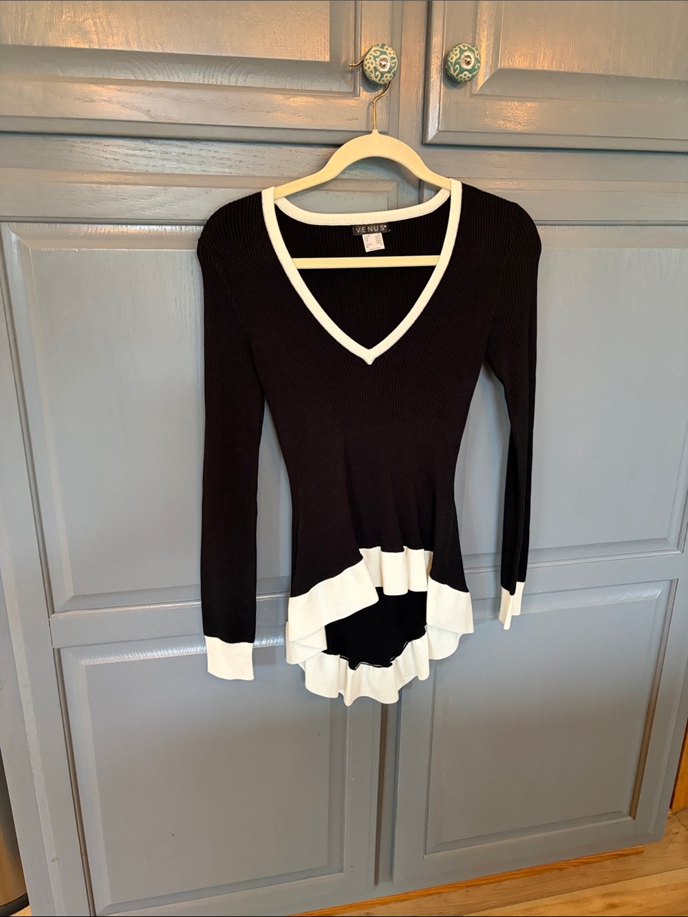 VENUS Black & White V-Neck Ruffle-Hem Long Sleeve Top